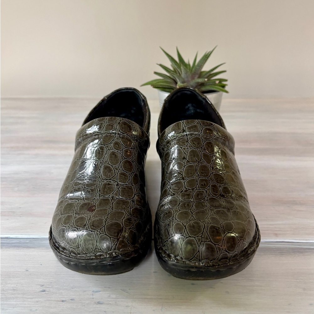Boc Women’s Born Grey Croc Print Loafers. Size: 7.5